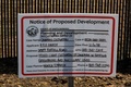 米カリフォルニア州カーピンテリアで、住宅の横に掲示された大麻栽培温室建設の告知（2019年8月6日撮影）。(c)DAVID MCNEW / AFP