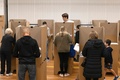 オーストラリアのシドニーで、総選挙の投票を行う人（2022年5月21日撮影）。(c)SAEED KHAN / AFP