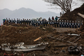 東日本大震災の発生から1か月が過ぎた被災地。写真は宮城県石巻市で、地震発生時刻の午後2時46分に黙とうを捧げる警察官ら（2011年4月11日撮影）。(c)AFP/YASUYOSHI CHIBA

&lt;a href=&quot;http://www.afpbb.com/article/disaster-accidents-crime/disaster/2790111/6954516&quot;&gt;&lt;b&gt;【写真特集】地震に襲われた各地の様子&lt;/b&gt;&lt;/a&gt;