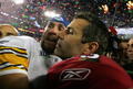 08NFL第43回スーパーボウル、試合後にベン・ロスリスバーガー（左）を祝福するアリゾナ・カーディナルスのカート・ワーナー（%%Kurt Warner%%）。（2009年2月1日撮影）(c)AFP/Getty Images/Al Bello