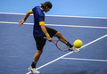 男子テニスのロジャー・フェデラー（Roger Federer、スイス）とトミー・ハース（Tommy Haas、ドイツ）が9日、ブラジル・サンパウロ（Sao Paulo）州のイビラプエラ体育館（Ibirapuera Gymnasium）でエキシビションマッチを行った。

両選手はサッカーブラジル代表のユニフォームを着用してプレーを披露した。

大きなテニスボールを足でコントロールするトミー・ハース（2012年12月9日撮影）。(c)AFP/Yasuyoshi CHIBA