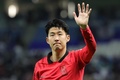 サッカーアジアカップ、準々決勝、オーストラリア対韓国。試合後にファンにあいさつする韓国の孫興民（2024年2月2日撮影）。(c)Giuseppe CACACE / AFP