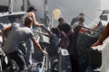 パレスチナ自治区ガザ地区南部ハンユニスで、イスラエル軍の爆撃を受けた建物のがれきの中から生存者を救出する人々（2023年10月26日撮影）。(c)MAHMUD HAMS / AFP