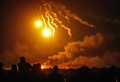シリア東部デリゾール県上空の爆発の様子（2019年3月11日撮影）。(c)Delil SOULEIMAN / AFP