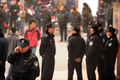 北京（Beijing）の路上に集まった抗議デモ参加者を監視する警察官たち（2011年2月20日撮影）。(c)AFP/Peter PARKS