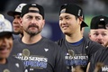 24MLB、ワールドシリーズ（7回戦制）、ニューヨーク・ヤンキース対ロサンゼルス・ドジャース。優勝を喜ぶロサンゼルス・ドジャースの大谷翔平（右、2024年10月30日撮影）。(c)Elsa/Getty Images/AFP
