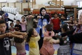 パレスチナ自治区ガザ地区（Gaza Strip）北部ジャバリヤ（Jabaliya）の避難所として使われている学校で、心に傷を負った子どもたちを支援する国連（UN）のプログラムの一環として行われるグループクラスに参加し、ボランティア職員の指示を受ける子どもたち（2014年8月2日撮影）。(c)AFP/MOHAMMED ABED