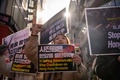 韓国・ソウルの明洞でデモ行進を行い、香港の民主派デモへの連帯を示す学生たち（2019年11月19日撮影）。(c)Ed JONES / AFP