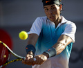 男子テニスのラファエル・ナダル（Rafael Nadal、スペイン）が5日、VTRオープン（VTR Open 2013）で7か月ぶりの実戦復帰を果たし、アルゼンチンのフアン・モナコ（Juan Monaco）と組んだ男子ダブルス1回戦で勝利を収めた。

リターンを打つラファエル・ナダル（2013年2月5日撮影）。(c)AFP/MARTIN BERNETTI