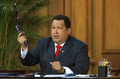 ベネズエラのウゴ・チャベス（Hugo Chavez）大統領は24日、ラテンアメリカの「解放者」として知られるシモン・ボリバル（Simon Bolivar）の誕生日に合わせ、2010年に掘り起こされたボリバルの遺体から得られた遺伝データを基にコンピューターで作成した肖像画を公開した。

写真は首都カラカス（Caracas）で開かれた記念式典で、ボリバルが所有していた銃を公開するチャベス大統領（2012年7月24日撮影）。(c)AFP/JUAN BARRETO