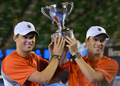 全豪オープンテニス（Australian Open Tennis Tournament 2013）、男子ダブルス決勝。トロフィーを掲げるボブ・ブライアン（Bob Bryan、右）とマイク・ブライアン（Mike Bryan、2013年1月26日撮影）。(c)AFP/PAUL CROCK