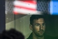 サッカー、USオープンカップ決勝、インテル・マイアミ対ヒューストン・ダイナモFC。スタジアムのラウンジからスタジアムを見渡すインテル・マイアミのリオネル・メッシ（2023年9月27日撮影）。(c)CHANDAN KHANNA / AFP