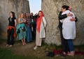 英南西部のソールズベリー平原にある古代遺跡「ストーンヘンジ」で、夏至を祝うために集まった人々（2022年6月20日撮影）。(c)Justin TALLIS / AFP