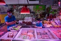 中国・北京の市場にある冷凍食品販売店（2020年6月20日撮影、資料写真）。(c)NICOLAS ASFOURI / AFP