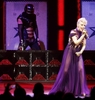 オランダのロッテルダム（Rotterdam）でパフォーマンスを披露する、オーストラリア人歌手のカイリー・ミノーグ（Kylie Minogue、右、2008年6月23日撮影）。(c)AFP/ANP/SANDER KONING