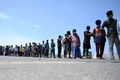 インド・チェンナイで、新型コロナウイルス感染拡大に伴うロックダウン（都市封鎖）の中、ボランティアによる炊き出しに並ぶ人々（2021年6月4日撮影）。(c)Arun SANKAR / AFP