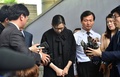韓国ソウルの高等法院（高裁）を退廷し記者団に囲まれる大韓航空の趙顕娥前副社長（2015年5月22日撮影）。(c)AFP/JUNG YEON-JE