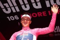 自転車ロードレース、ジロ・デ・イタリア、第1ステージ個人タイムトライアル（フォッサセジアマリーナ～オルトーナ、19.6キロ）。表彰式で優勝を喜ぶスーダル・クイックステップのレムコ・エベネプール（2023年5月6日撮影）。(c)Luca Bettini / AFP