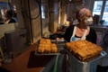 ウィーン菓子のブフテルンを作るおばあちゃん。オーストリア・ウィーンにあるフォルペンジオンのカフェで（2021年2月27日撮影）。(c)JOE KLAMAR / AFP