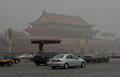 北京（Beijing）市内は30日もスモッグが垂れ込める1日となった。北京市当局は同日、スモッグへの緊急対策を実施するとともに、住民に屋内にとどまるよう呼びかけた。

写真は天安門（Tiananmen）前の道路を走る車（2013年1月30日撮影）。(c)AFP/Mark RALSTON
