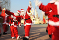 クリスマスが近づく中国・北京（Beijing）で8日、サンタクロースたちが本番に向けた「トレーニング」を行う姿が見られた。中国でも近年、クリスマスを祝う人々が増えており、街中では商店がさまざまなデコレーションを競っている（2009年12月8日撮影）。(c)AFP