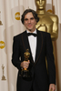 2008年2月24日、米カリフォルニア（California）州ハリウッド（Hollywood）で行われた第80回アカデミー賞（80th Academy Awards）授賞式で主演男優賞を受賞したダニエル・デイ・ルイス（Daniel Day-Lewis）。(c)AFP/Robyn Beck