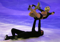 フィギュアスケートのグランプリ（GP）シリーズ第6戦、ロシア杯（Cup of Russia 2011）は27日、モスクワ（Moscow）のメガスポルト（Megasport）で各種目の選手がエキシビションに臨んだ。

演技に臨むドイツのアリオナ・サフチェンコ（Aliona Savchenko）／ロビン・ショルコウィー（Robin Szolkowy）組（2011年11月27日撮影）。(c)AFP/YURI KADOBNOV