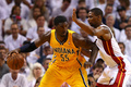 12-13NBAは3日、イースタンカンファレンス決勝（7回戦制）の第7戦が行われ、マイアミ・ヒート（Miami Heat）が99-76でインディアナ・ペイサーズ（Indiana Pacers）を破り、3年連続NBAファイナル進出を果たした。

マイアミ・ヒートのクリス・ボッシュ（Chris Bosh）とマッチアップするインディアナ・ペイサーズのロイ・ヒバート（Roy Hibbert、2013年6月3日撮影）。(c)AFP/Getty Images/Mike Ehrmann