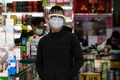 マスク姿で働く香港の薬局店員（2020年2月1日撮影）。(c)Philip FONG / AFP