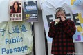 香港にある中国政府出先機関の香港連絡弁公室の前で抗議する民主派の李卓人氏（2020年12月28日撮影）。(c)Peter PARKS / AFP
