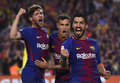 17-18スペイン1部リーグ第36節、FCバルセロナ対レアル・マドリード。先制点を決めセルジ・ロベルト（左）やフィリペ・コウチーニョ・コレイア（中央）と喜ぶFCバルセロナのルイス・スアレス（2018年5月6日撮影）。(c)AFP PHOTO / Josep LAGO