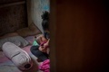インドネシア・西スラウェシ州マムジュの家で授乳する少女。2017年に結婚（2019年2月9日撮影）。(c)YUSUF WAHIL / AFP