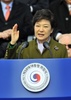 韓国・ソウル（Seoul）の国会議事堂前で行われた就任式で演説する朴槿恵（パク・クンヘ、Park Geun-Hye）新大統領（2013年2月25日撮影）。(c)AFP/ JUNG YEON-JE
