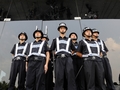 火災と将棋倒しで43人が死亡した中国広東省深セン（Shenzhen）のビルの前で翌日、警備に就く民間の警備員（2008年9月21日撮影）。AFP/TED ALJIBE
