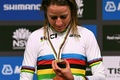 UCIロード世界選手権、エリート女子ロードレース。優勝を飾り、表彰式でメダルを手にするアンネミーク・ファン・フリューテン（2022年9月24日撮影）。(c)WILLIAM WEST / AFP
