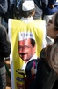 インド・ニューデリー（New Delhi）で行われたデリー首都圏首相に就任する新政党「庶民党（Aam Aadmi Party、Common People&apos;s Party）」のアルビンド・ケジリワル（Arvind Kejriwal）党首の宣誓式に集まった群集の1人。ケジリワル氏の肖像をプリントした衣装を着ている（2013年12月28日撮影）。(c)AFP/RAVEENDRAN