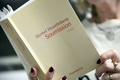 仏小説家ミシェル・ウエルベック（Michel Houellebecq）氏の新作「Soumission（服従）」（2014年12月16日撮影）。(c)AFP/BERTRAND GUAY