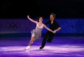 ソチ冬季五輪、フィギュアスケート・エキシビションの演技に臨むナタリー・プシャラ（Nathalie Pechalat）/ファビアン・ブルザ（Fabian Bourzat）組（2014年2月22日撮影）。(c)AFP/ADRIAN DENNIS