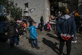 ウクライナ・イジュームの人道支援センター前に集まった人々（2022年9月29日撮影）。(c)Juan BARRETO / AFP