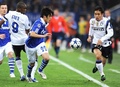 欧州チャンピオンズリーグ2010-11（UEFA Champions League 2010-11）準々決勝、シャルケ04（Schalke04）対インテル（Inter Milan）第2戦。インテルの長友佑都（Yuto Nagatomo）とボールを競る内田篤人（Atsuto Uchida、2011年4月5日撮影）。(c)AFP/DANIEL ROLAND