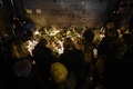 連続襲撃事件の現場となった仏パリのレストラン付近で、追悼のためにろうそくに火をともす人々（2015年11月14日撮影）。(c)AFP/LIONEL BONAVENTUR E
