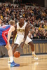 13-14NBA、インディアナ・ペイサーズ（Indiana Pacers）対デトロイト・ピストンズ（Detroit Pistons）。ボールをコントロールするインディアナ・ペイサーズのランス・スティーブンソン（Lance Stephenson、2013年12月16日撮影）。(c)AFP/Getty Images/NBAE/Ron Hoskins