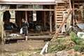 台風19号（アジア名：ハギビス）の影響を受けた長野県で、洪水の被害に見舞われた自宅の様子を調べる女性（2019年10月15日撮影）。(c)Kazuhiro NOGI / AFP