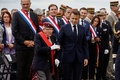 仏北西部プリュムレックで行われた、ノルマンディー上陸作戦から80年を記念した式典に参加したエマニュエル・マクロン大統領（中央）と自由フランス軍の最後の生存者アシル・ミュレル氏（左隣、2024年6月5日撮影）。(c)Benoit Tessier / POOL / AFP