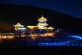 ライトアップされた鳴沙山・月牙泉風景区（2025年2月12日撮影）。(c)Xinhua News