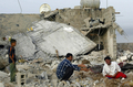 2008年4月7日、イラク南部のバスラ（Basra）で発生した爆発現場で、嘆き悲しむ人々。(c)AFP/ESSAM AL SUDANI