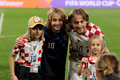 サッカーW杯カタール大会、3位決定戦、クロアチア対モロッコ。子どもたちと勝利を喜ぶクロアチアのルカ・モドリッチ（右上、2022年12月17日撮影）。(c)JACK GUEZ/ AFP