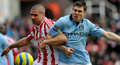 イングランド、FAカップ2012-13（FA Cup 2012-13）は27日、4回戦が各地で行われ、マンチェスター・シティ（Manchester City）は1-0でストーク・シティ（Stoke City）を下し、5回戦に進出した。

ストーク・シティのジョナサン・ウォルターズ（Jonathan Walters、左）とボールを競るマンチェスター・シティのジェイムス・ミルナー（James Milner、2013年1月26日撮影）。(c)AFP/Paul Ellis