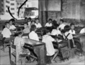 原子爆弾の被害を受けた広島市の学校で、授業を受ける子どもたち（1948年撮影）。(c)AFP