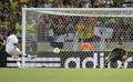 サッカーコンフェデレーションズカップ2013（Confederations Cup 2013）は27日、フォルタレーザ（Fortaleza）で準決勝が行われ、スペインが7-6でイタリアとのPK戦を制し、ブラジルとの決勝に進出した。

PKを蹴るイタリアのレオナルド・ボヌッチ（Leonardo Bonucci、2013年6月27日撮影）。(c)AFP/VINCENZO PINTO